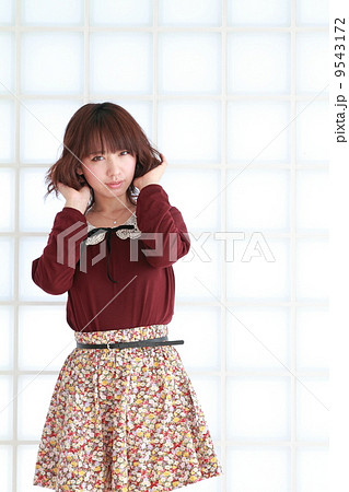 セミロングが似合う美女（ヘアカタログ向け） 9543172