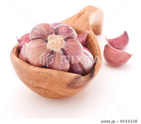 Garlic cloves in wooden bowl isolated on white background 9543336