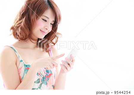 スマートフォンを使う女性 9544254