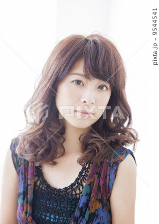ウェーブヘアの女性　 9544541