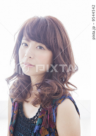 ウェーブヘアの女性  ウェーブヘアの女性  9544542