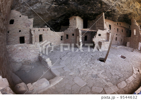 メサ・ヴェルデ国立公園のスプルース・ツリー・ハウス 9544632