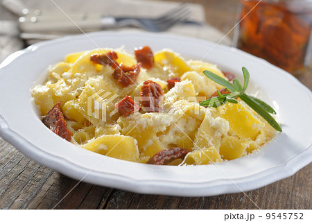 Fettuccine Alfredo with Parmesan and tomato 9545752