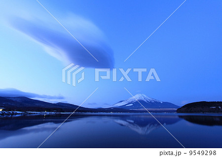 逆さ富士とつるし雲 9549298