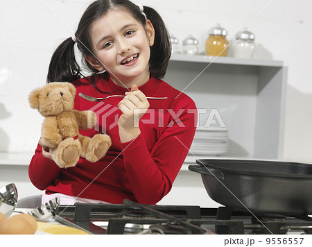 ..little girl in the kitchen with his bear 9556557