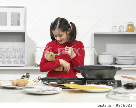 ..little girl in the kitchen with his bear 9556632