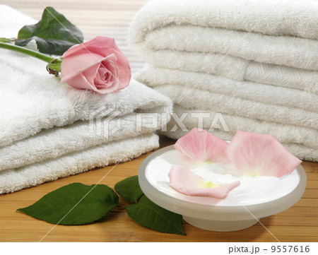Spa essentials (cream, white towel and pink rose) 9557616