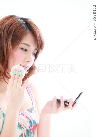 メイクをする若い女性　 9558152
