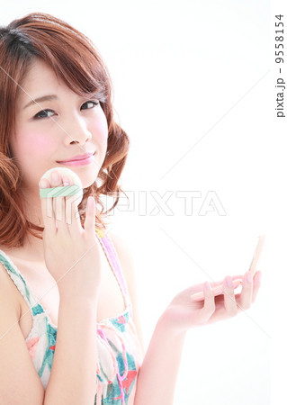 メイクをする若い女性　 9558154