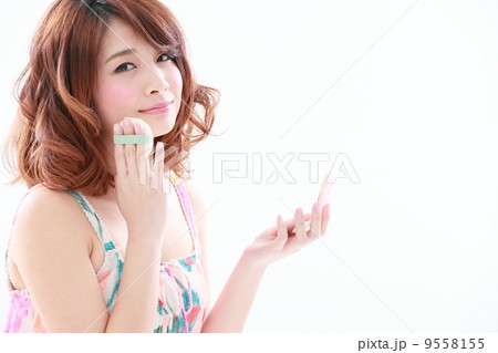 メイクをする若い女性　 9558155