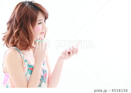 メイクをする若い女性　 9558156