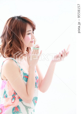 メイクをする若い女性　 9558157