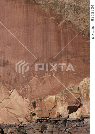 キャピトル・リーフ国立公園ペトリグリフ 9558504