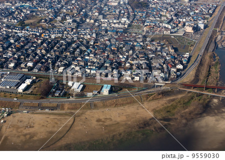 大阪府藤井寺市の大和川を渡る近鉄道明寺線を空撮 大阪府藤井寺市の大和川を渡る近鉄道明寺線を空撮 9559030