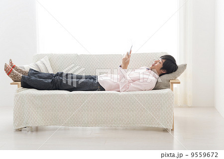 男性　リラックス　タブレット　全身　横顔 9559672