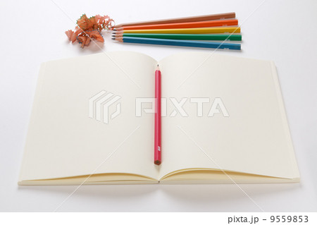 カラフルな鉛筆とノート カラフルな鉛筆とノート 9559853
