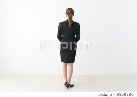 後ろを向くスーツ姿の女性 全身 の写真素材