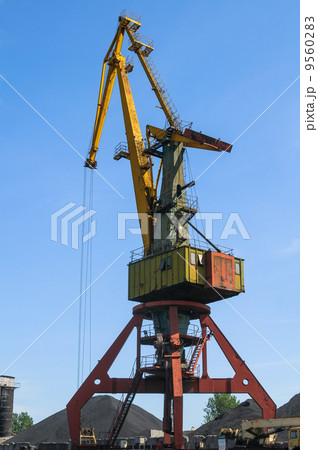 Old port crane 9560283
