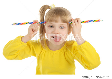 Little girl with colour pencils 9560886