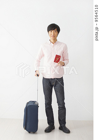 パスポートを持つ男性 9564510