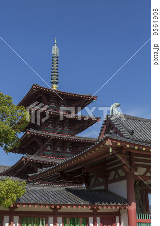 四天王寺中門と五重塔 9564903