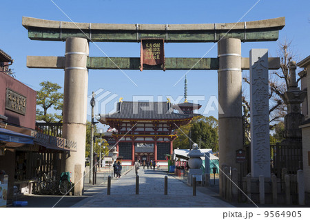 四天王寺石鳥居と極楽門 9564905
