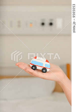 救急車のミニカー 9565053