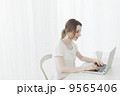 パソコンと女性 9565406