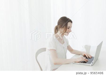 パソコンと女性 パソコンと女性 9565406