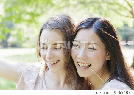 ２人の女性 9565408
