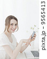 スマートフォンと女性 9565413