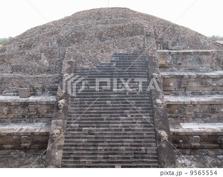 メキシコ・テオティワカン　ケツァルコアトルの神殿 9565554