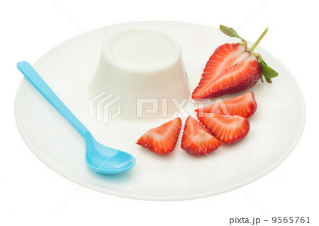Yogurt with strawberry 9565761
