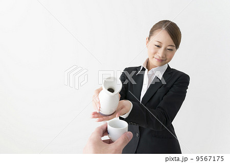 お酌をするスーツ姿の女性 9567175