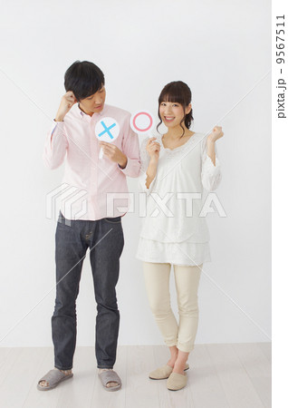 マルバツ札をあげるカップル 9567511