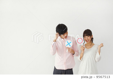 マルバツ札をあげるカップル 9567513