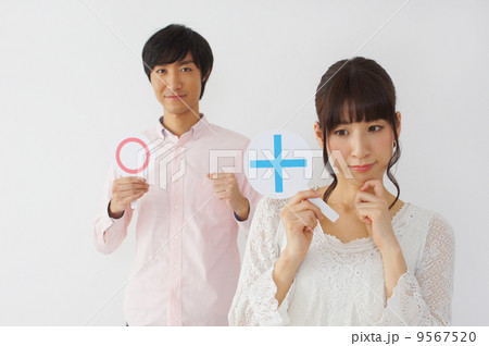 マルバツ札をあげるカップル 9567520