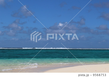 マニャガハ島ビーチと青空 9568753