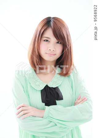 腕組みをする女性 9568922