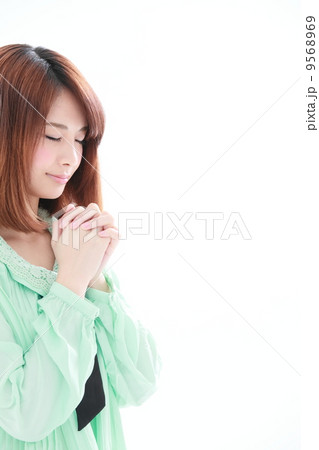 祈る女性 9568969