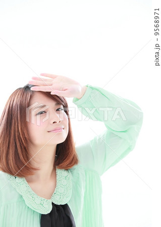 日差しを遮る女性 日差しを遮る女性 9568971