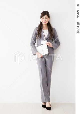 グレーのスーツの女性 9569110