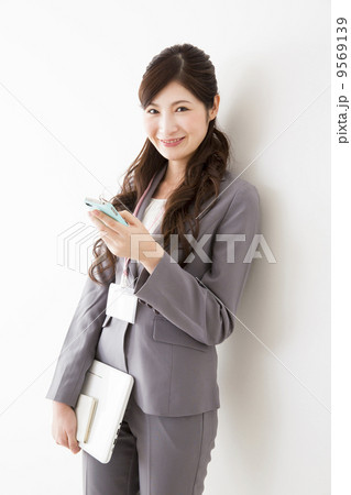 グレーのスーツの女性 グレーのスーツの女性 9569139