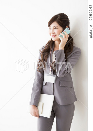 グレーのスーツの女性 9569142