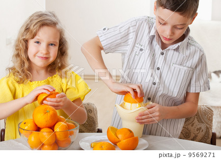 Children with oranges 9569271