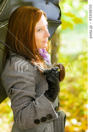 Young woman in autumn park. 9569650