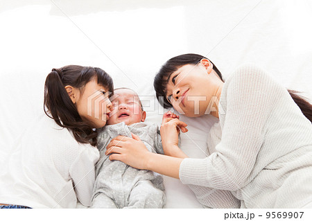 生後４ヶ月の赤ちゃんのいる親子 9569907