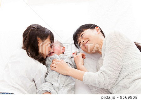 生後４ヶ月の赤ちゃんのいる親子 9569908