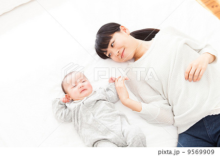 生後4ヶ月の赤ちゃんと母親 生後4ヶ月の赤ちゃんと母親 9569909