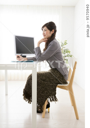 ひざ掛けをするビジネスウーマン ひざ掛けをするビジネスウーマン 9570940